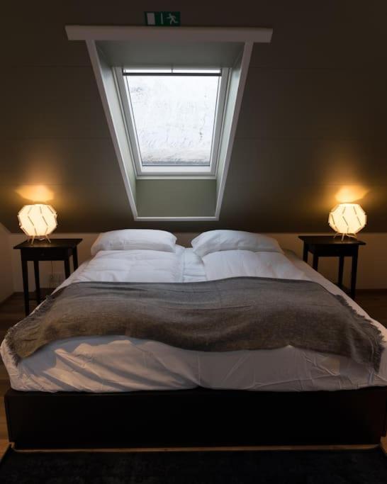 شقة Scenic Penthouse - Ocean View & Skylight Windows Siglufjordur المظهر الخارجي الصورة