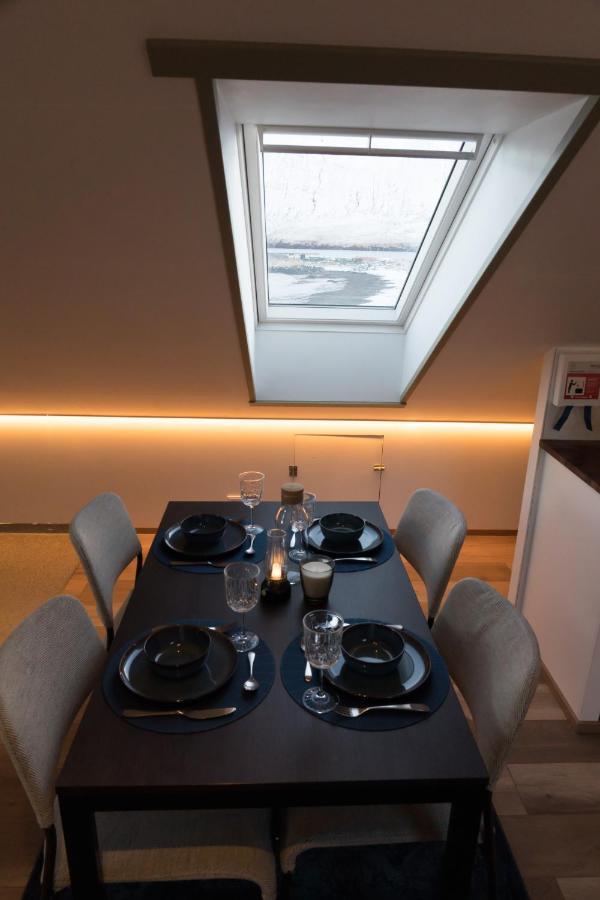 شقة Scenic Penthouse - Ocean View & Skylight Windows Siglufjordur المظهر الخارجي الصورة