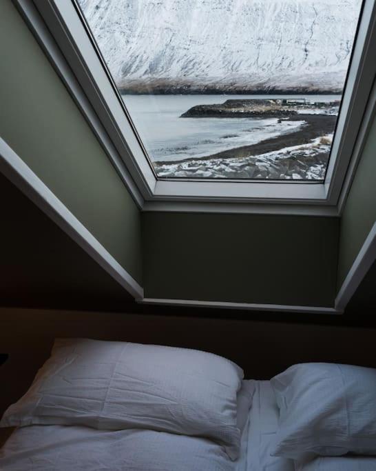 شقة Scenic Penthouse - Ocean View & Skylight Windows Siglufjordur المظهر الخارجي الصورة