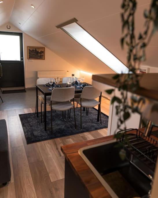 شقة Scenic Penthouse - Ocean View & Skylight Windows Siglufjordur المظهر الخارجي الصورة