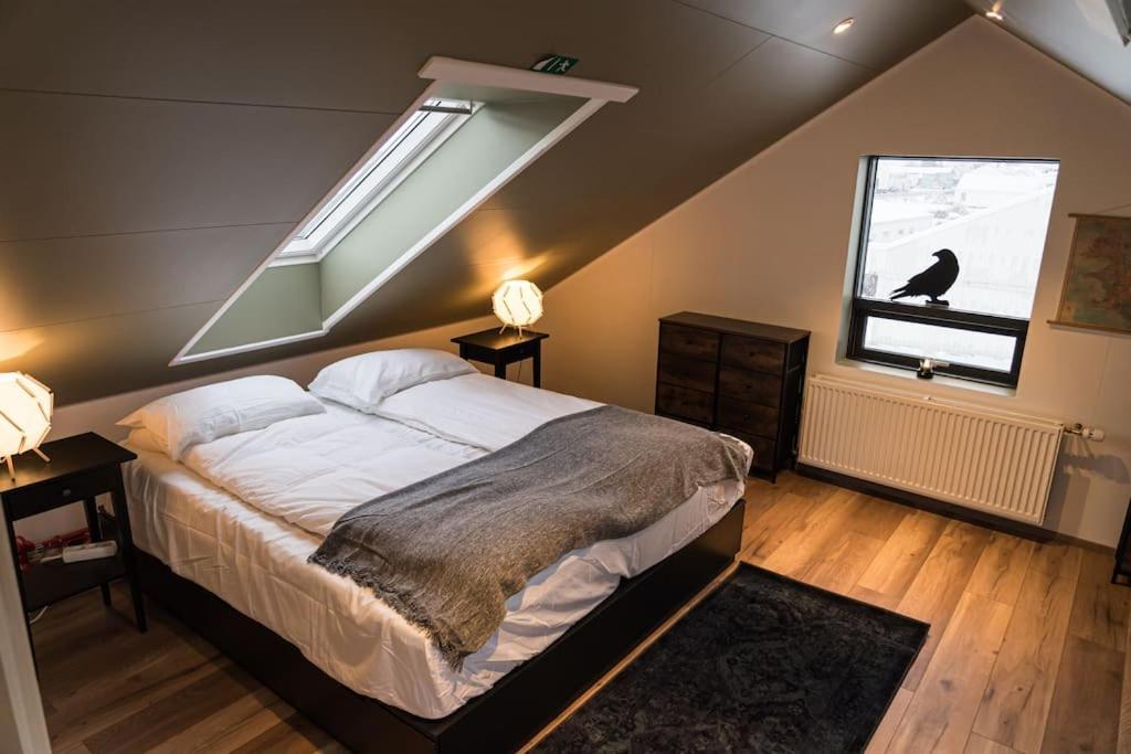 شقة Scenic Penthouse - Ocean View & Skylight Windows Siglufjordur المظهر الخارجي الصورة