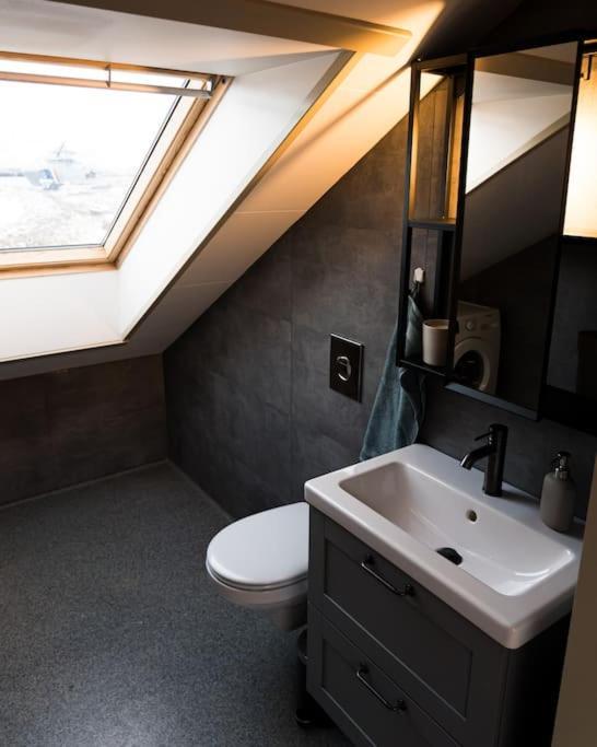 شقة Scenic Penthouse - Ocean View & Skylight Windows Siglufjordur المظهر الخارجي الصورة