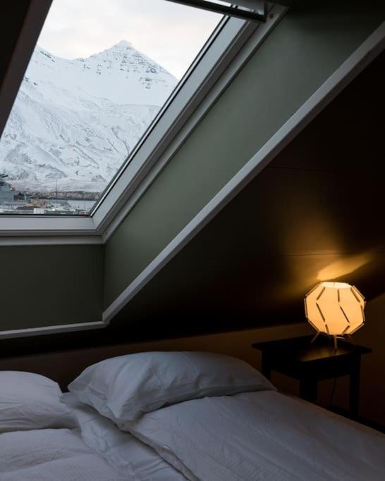 شقة Scenic Penthouse - Ocean View & Skylight Windows Siglufjordur المظهر الخارجي الصورة