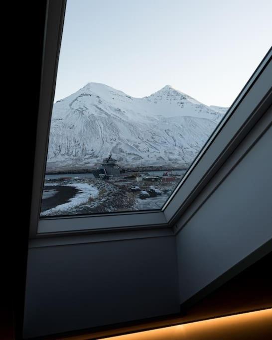شقة Scenic Penthouse - Ocean View & Skylight Windows Siglufjordur المظهر الخارجي الصورة