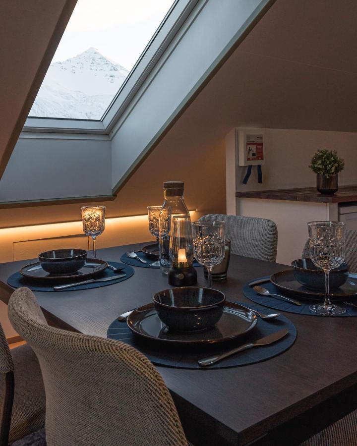 شقة Scenic Penthouse - Ocean View & Skylight Windows Siglufjordur المظهر الخارجي الصورة