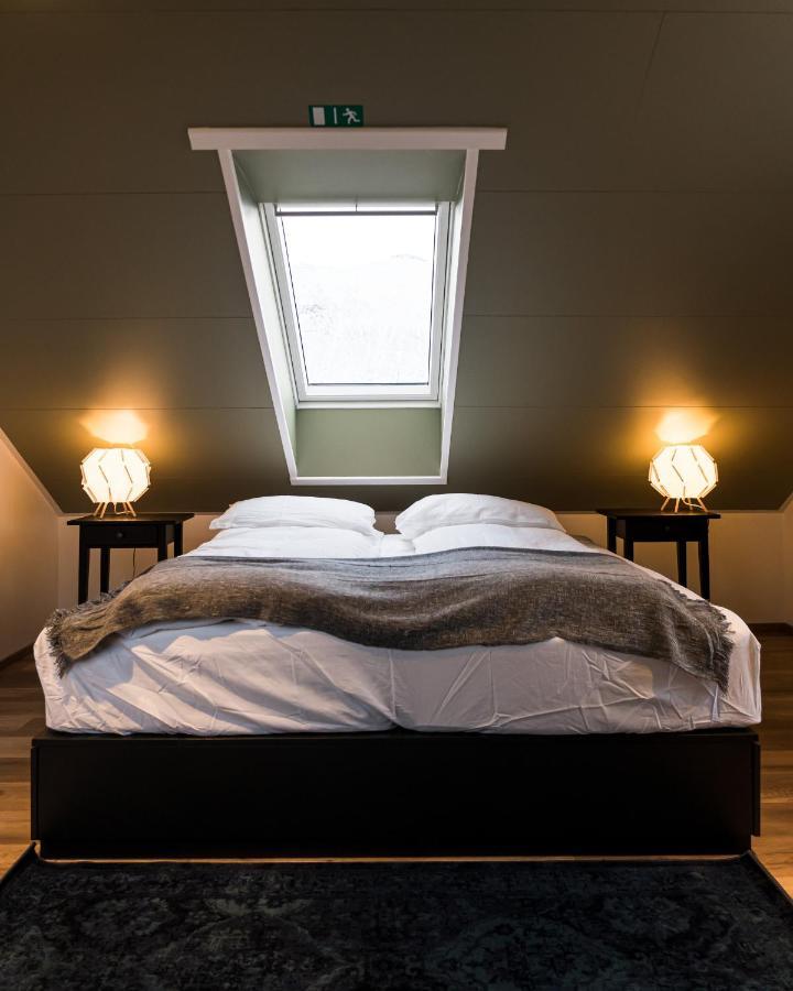 شقة Scenic Penthouse - Ocean View & Skylight Windows Siglufjordur المظهر الخارجي الصورة